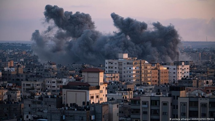 Rentetan Roket Hamas Balas Serangan Udara Israel