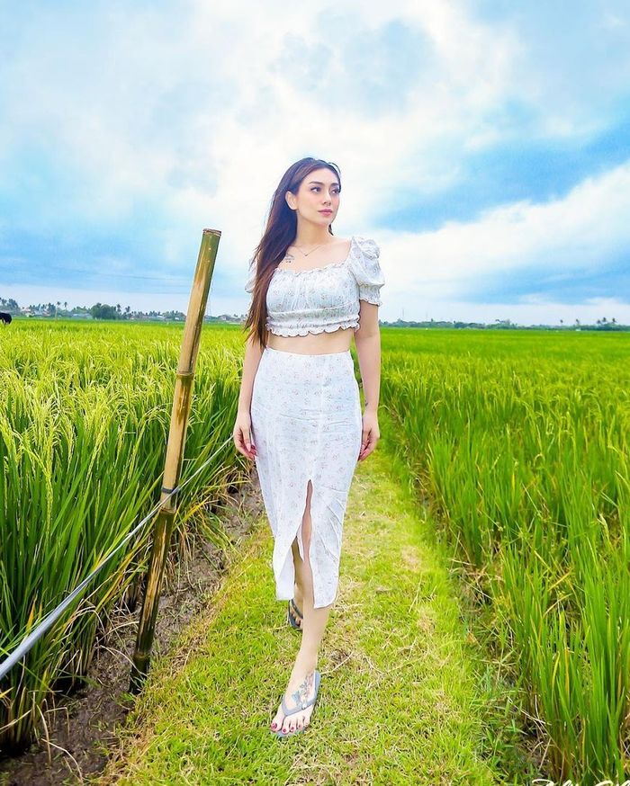Janda Hot Main di Tengah Sawah, Tampilan Seksi Celine Evangelista Curi Perhatian