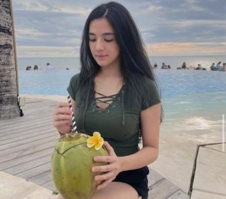 Janda Cantik DJ Una Bagikan Pose Seksi di Pinggir Kolam Renang, Netizen Salfok yang Dipegang: Aduh Sama-sama Gede