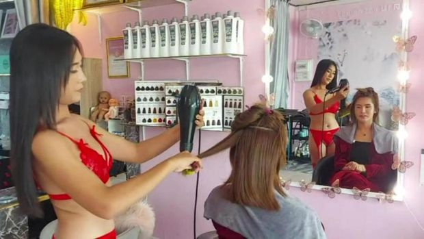 Viral Wanita Pemilik Salon Ini Layani Pelanggan Pakai Lingerie