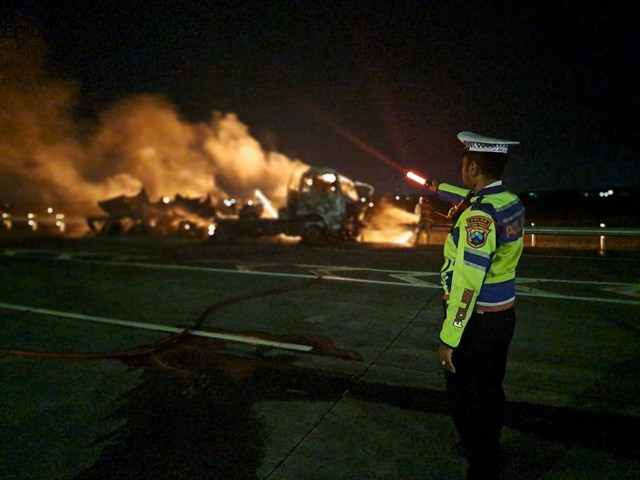 Truk Bermuatan Metanol di Tol Jombang Ludes Terbakar