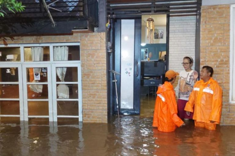 Hujan Deras Sebabkan Banjir di Cilandak Timur
