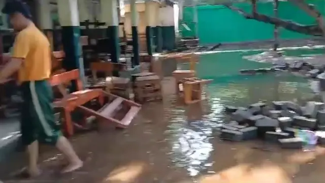 SD Sukamanah Jonggol Bogor Belajar di Tengah Banjir