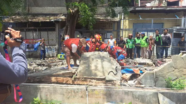 3 Orang Meninggal Usai Tertimpa Tembok SPBU Roboh di Tebet Jakarta Selatan