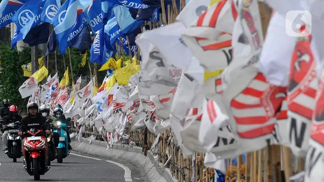 APK Baliho dan Bendera Bertebaran di Jalan, Polisi Imbau Pengendara Hati-Hati