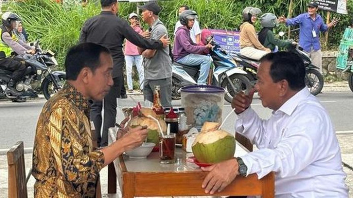 Momen Jokowi Makan Bakso Bareng Prabowo di Magelang